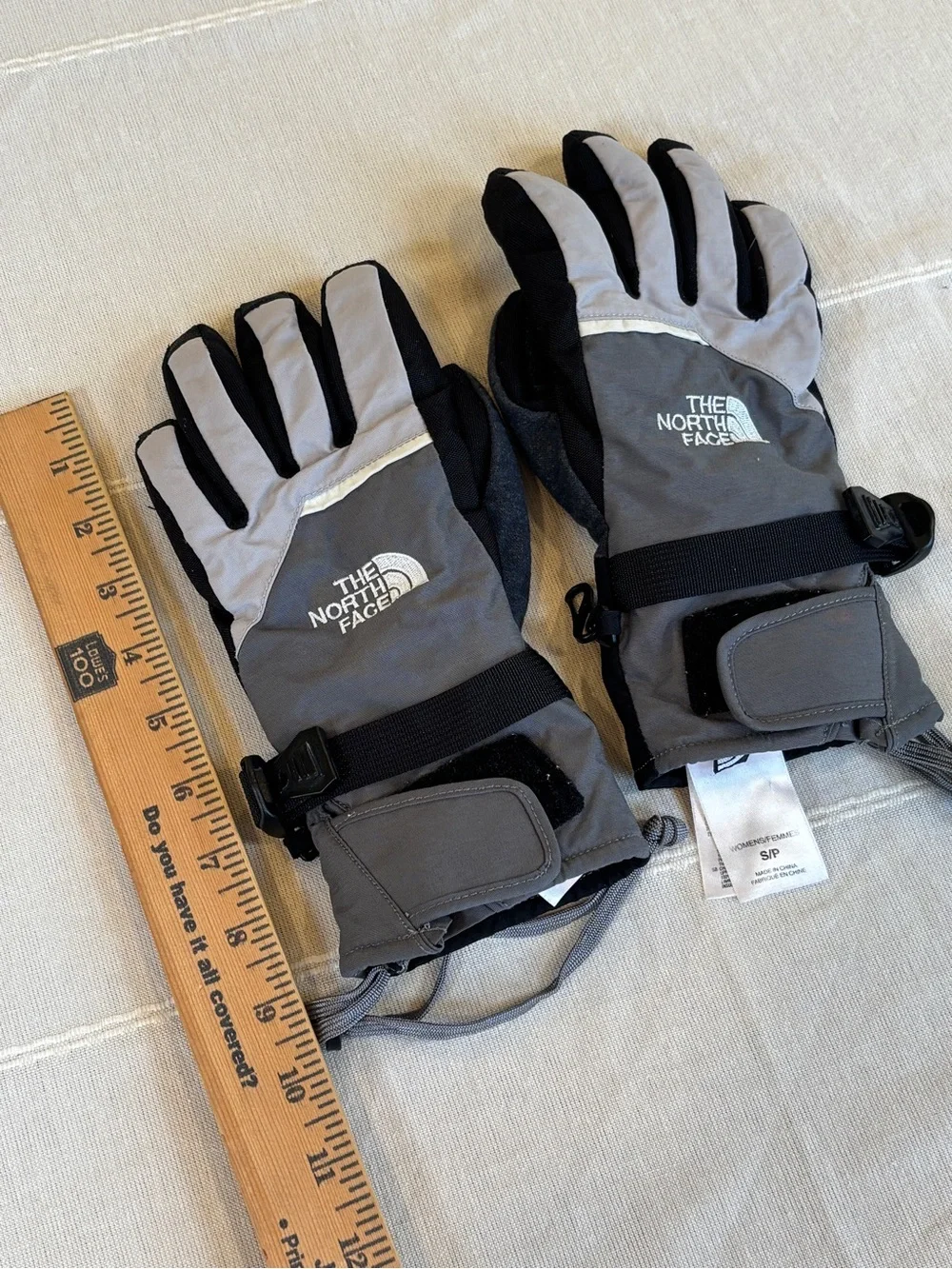 The North Face Women’s Insulated Winter Ski Snow Gloves Gray Black Size Small